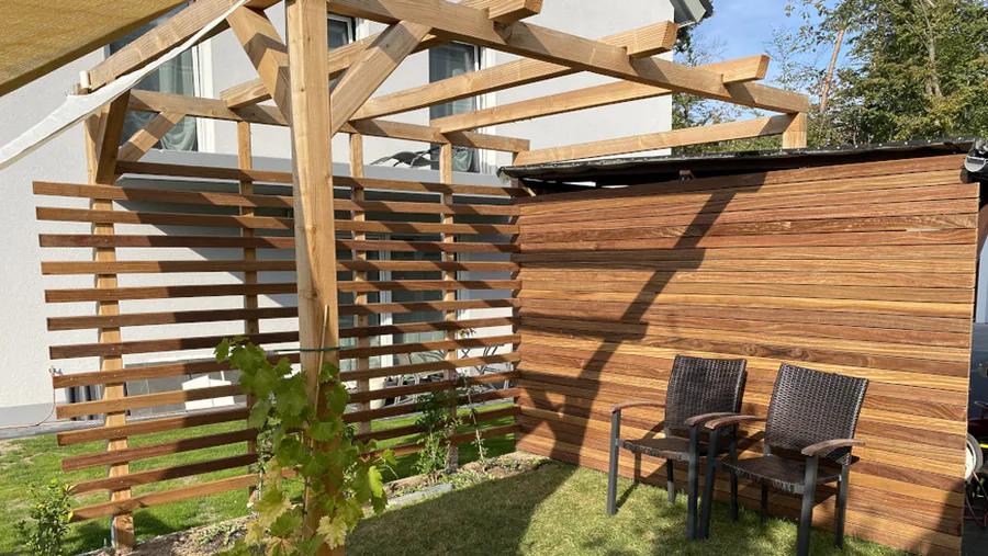 Rhombusleisten aus Cumaru als Pergola- und Sichtschutzverkleidung
